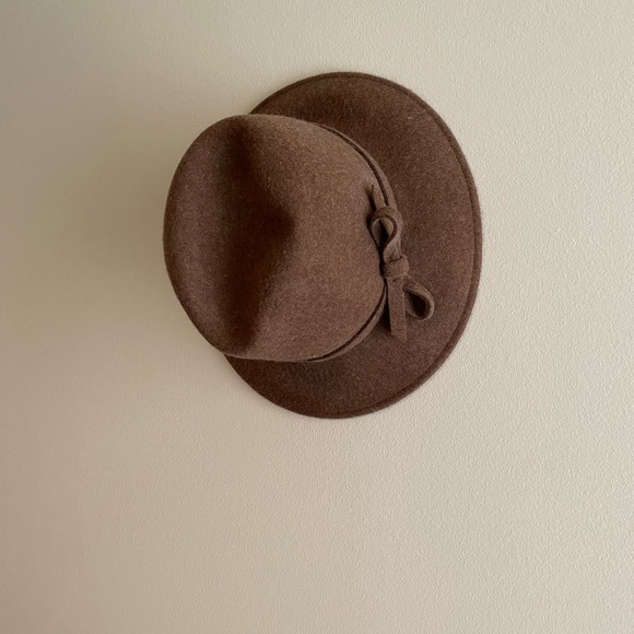 Holt Renfrew 100% wool hat - Picture 3 of 6